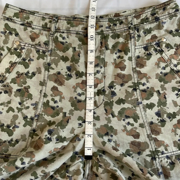 Anthropologie Camo Pants Size 6 - Picture 6 of 12